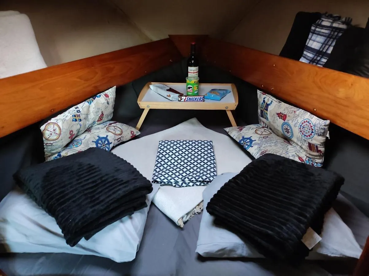 Hotel Sleep On A Sailing Boat Barcelona à Sant Adrià de Besòs
